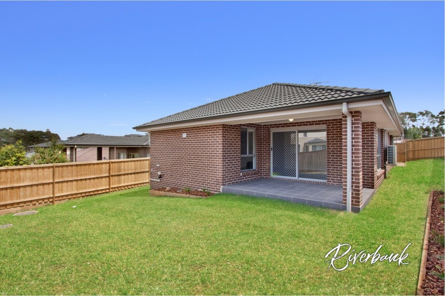 1 Jarvisfield Place, Macquarie Links > Riverbank Real Estate